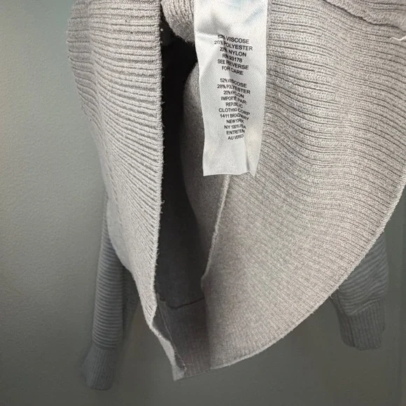 Tahari Ribbed Mock‎ Neck Sweater Gold Button Shoulder Detail Light Grey L G - Picture 2 of 5